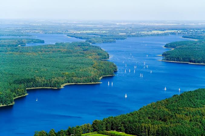 Jezioro Jeziorak: atrakcje, mapa, noclegi i plaże | Traveligo